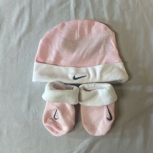 ⭐️ Nike - NWOT - Newborn/Baby hat and sock set. Size 0-6 months